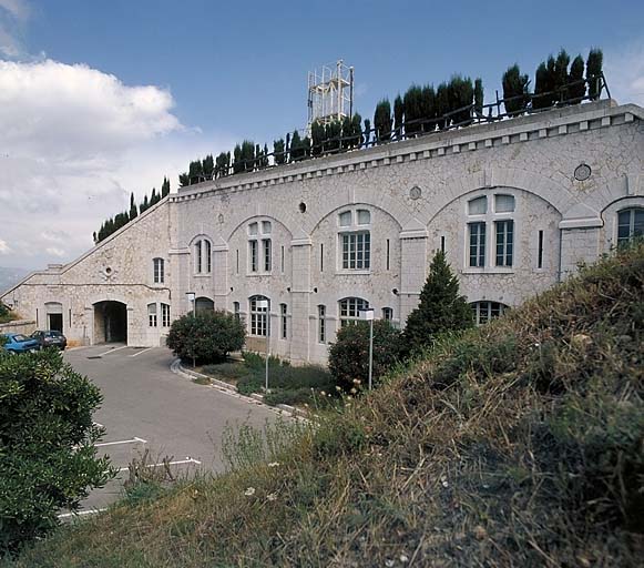 Bâtiment b (caserne). Vue générale prise du dessus du bâtiment a. A l'extrême gauche, entrée du passage menant au bâtiment c.