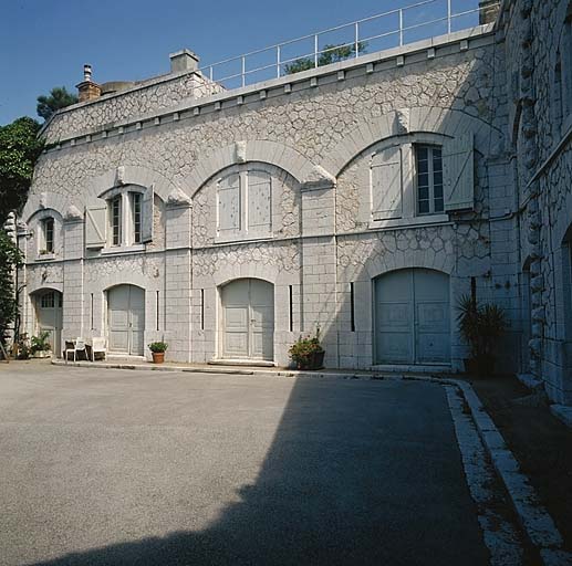 Bâtiment c. Aile gauche. Vue d'ensemble. A l'extrême gauche, porte de la gaine de la caponnière double.