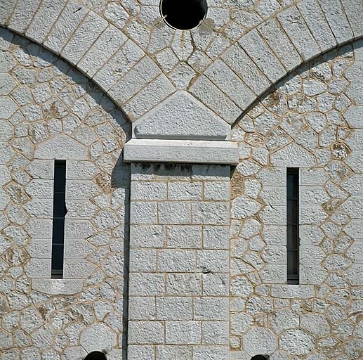 Bâtiment b (caserne). Vue de détail de la façade prise dans l'axe d'un piédroit entre deux travées courantes.