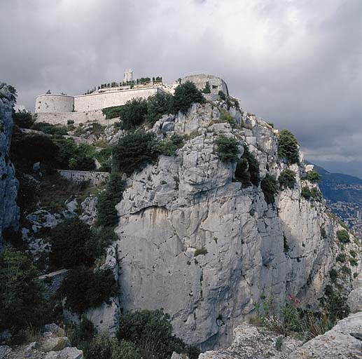 Contrepente sud. Vue prise en direction du fort. A gauche, site du magasin à poudre caverne. A droite, vue lointaine sur Monte-Carlo. ; La Turbie, fort de la Tête de Chien.