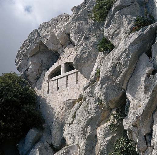 Contrepente sud. Façade du corps de garde défensif du tunnel d'accès aux abris-cavernes.