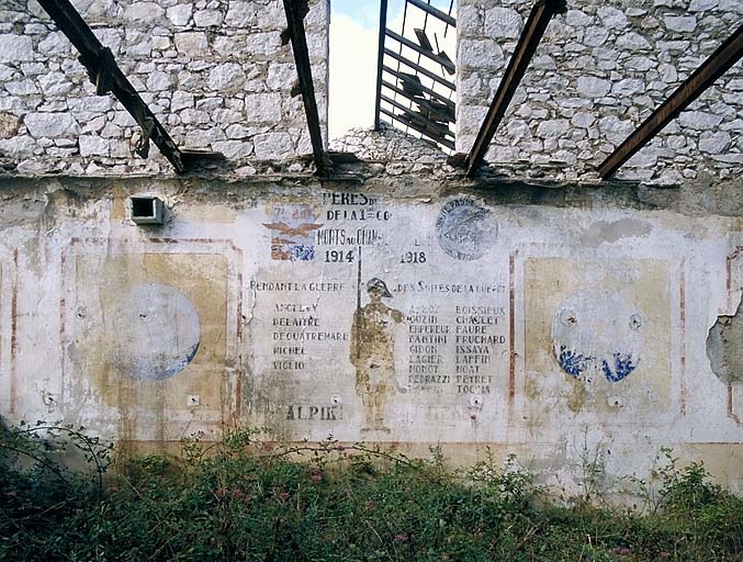 Casernement extérieur. Peinture murale dans un bâtiment.