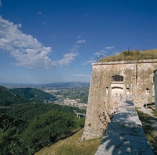 Extrémité gauche du bâtiment a. Vue de l'extérieur. A gauche, vallée du Paillon de l'Escarène, observatoire du mont Gros et agglomération de Nice.