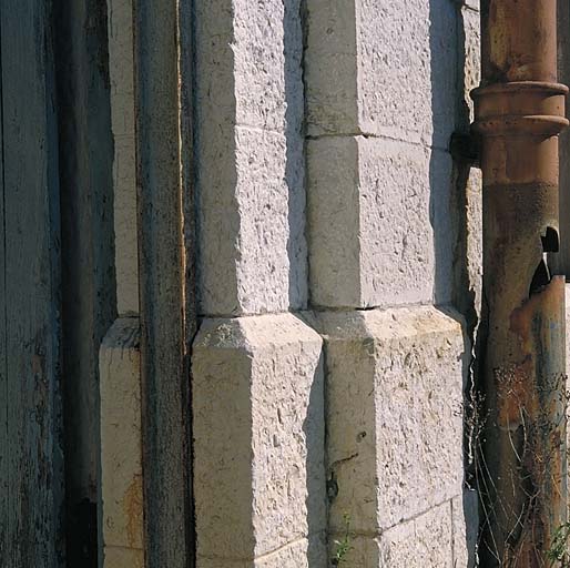 Caserne d. Façade, rez-de-chaussée. Détail du soubassement et d'un montant de porte.