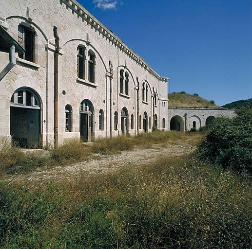 Bâtiment d (caserne). Vue générale. A droite, façade du bâtiment m.