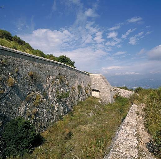 Front est. Escarpe et fossé. A droite, caponnière nord-est.