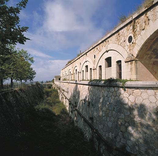 Caserne de gorge. Aile gauche (bâtiments a et b). Façade.