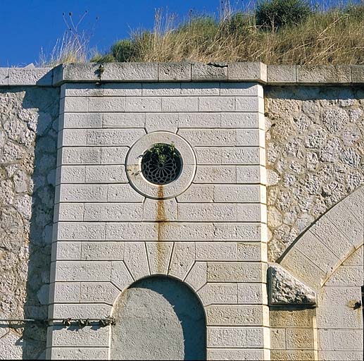 Caserne de gorge. Bâtiment b : aile gauche. Façade de la culée.