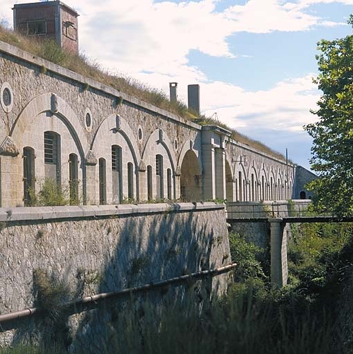 Eze, fort de la Revère : caserne de gorge. ; Caserne de gorge. Aile droite (bâtiment a). Façade.