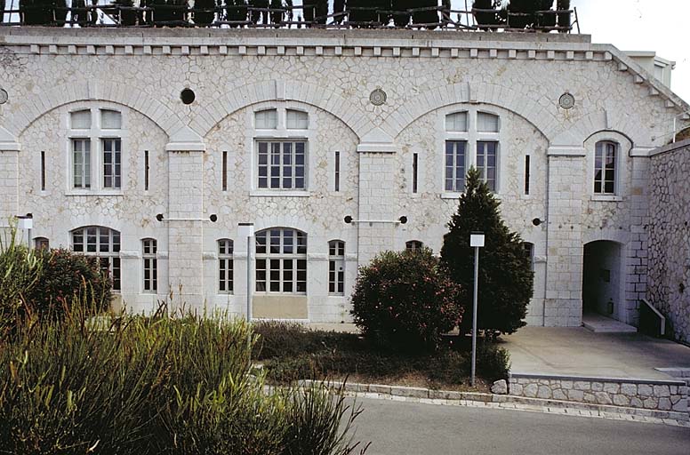 Bâtiment b (caserne). Vue d'ensemble de la façade.