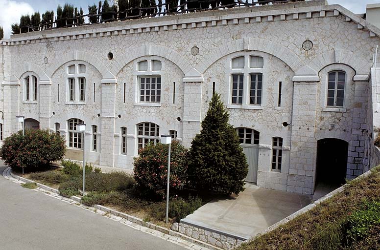 Bâtiment b (caserne). Vue d'ensemble de la façade