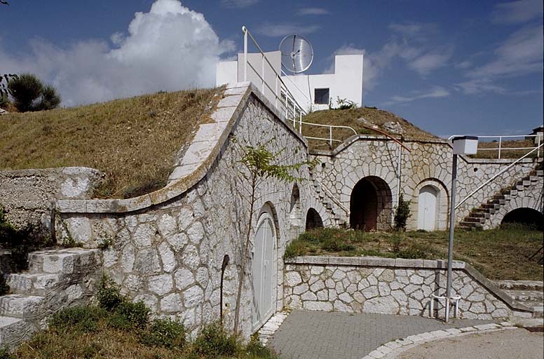 Banquette d'artillerie. Au premier plan à gauche, façade de l'abri n° 3. A droite, façade de l'abri 4 encadrée par les escaliers d'accès aux plateformes 6 et 5.