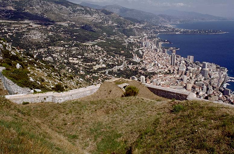 Abri 5 (casemate cuirassée). Champ de tir battu par la casemate avec, au premier plan, le délardement dans la plongée du talus du parapet.