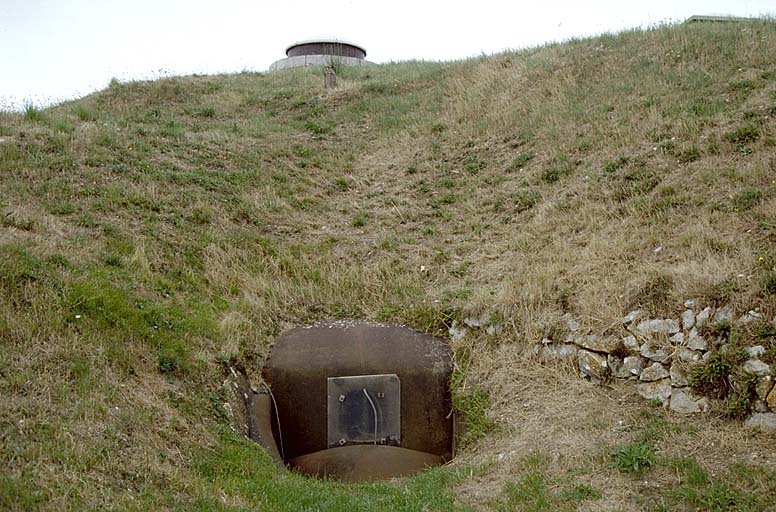 Abri 5 (casemate cuirassée). Vue extérieure de l'embrasure, verrou baissé, et du délardement.