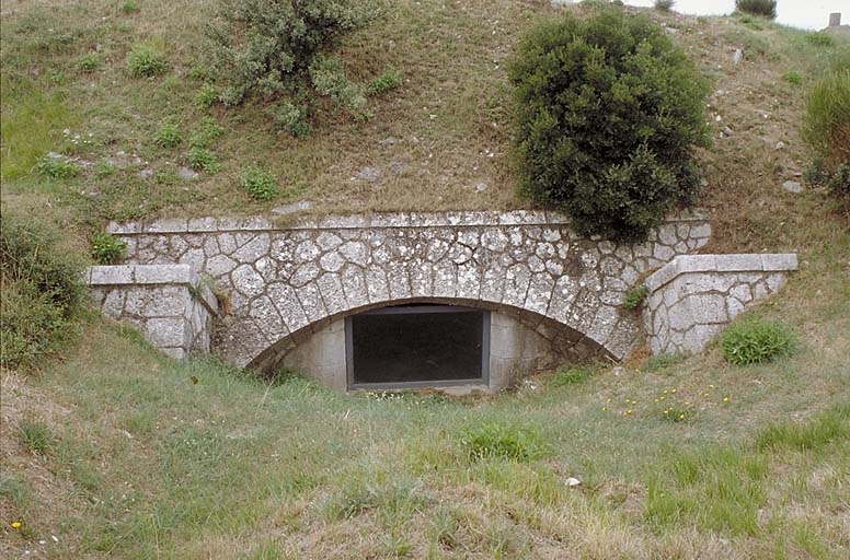 Abri 4 (casemate à feux courbes). Vue extérieure de la tête de casemate. Embrasure à visière avec, de chaque côté, les appuis des blindages du temps de guerre.