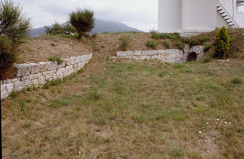 Banquette d'artillerie. Plateforme 6. A droite, débouché du bras de traverse gauche de l'abri 4.