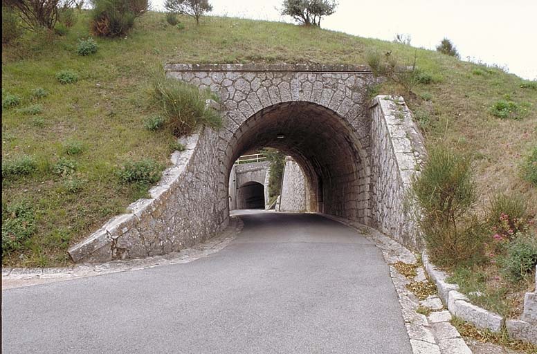 Débouché antérieur du passage couvert du masque.