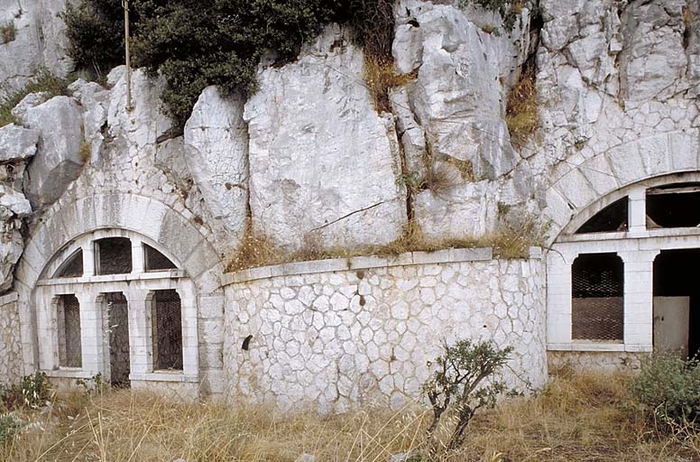 Façade des abris-cavernes 1 et 2 au sud du fort