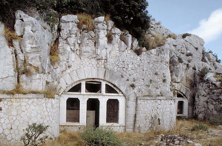 Façade des abris-cavernes 1 et 2 au sud du fort