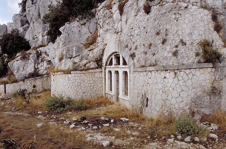 Façade des abris-cavernes 1 et 2 au sud du fort.