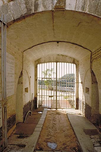 Bâtiment a. Passage d'entrée. Vue en enfilade prise depuis l'intérieur du fort. A gauche, au mur, plaque commémorative du maréchal de Créqui.