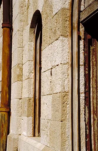 Caserne d. Façade du rez-de-chaussée. Détail des montants des baies avec les fers U pour les rails de blindage.