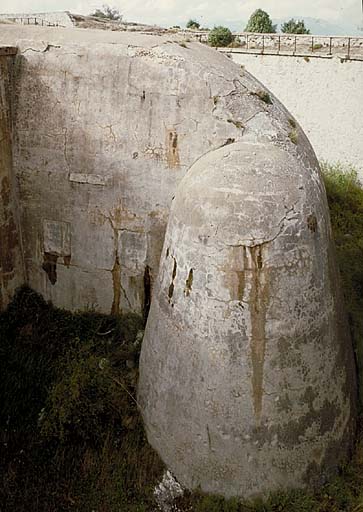 Fort du Mont Chauve d'Aspremont. Caponnière. ; Vue plongeante sur caponnière.