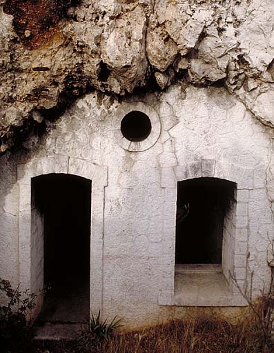 Vue extérieure de la façade d'une casemate caverne.