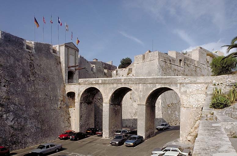 Villefranche-sur-Mer, entrée de la citadelle. ; Front nord-est (4-1), gorge. Vue depuis la contrescarpe du bastion 4. En milieu de courtine, entrée de la place et pont d'accès. A l'arrière-plan, le bastion n° 1