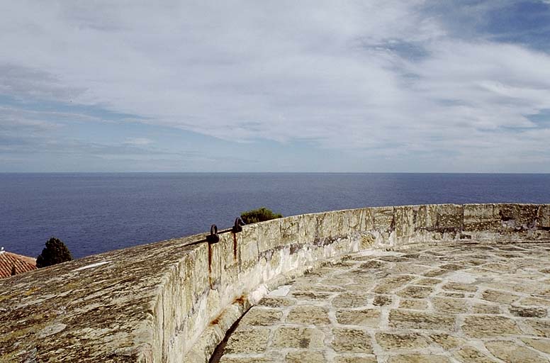 Plateforme supérieure et parapet.