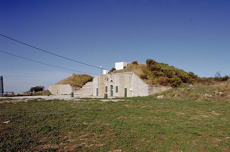 Vue d'ensemble de l'ouvrage prise de l'arrière. A gauche, abri a. A droite, abri b. ; La Trinité, batterie des Feuillerins.