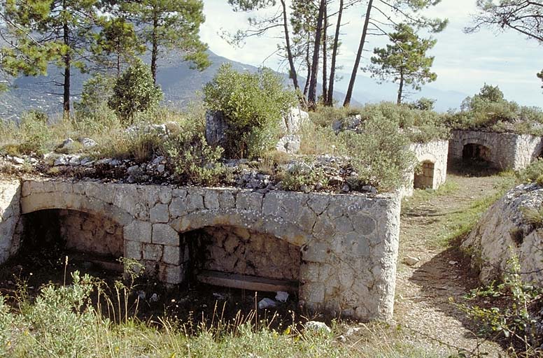 Organes des intervalles ou extérieurs aux forts. Crête de La Forna. Batterie de Simboula. Vue rapprochée prise de la gauche.