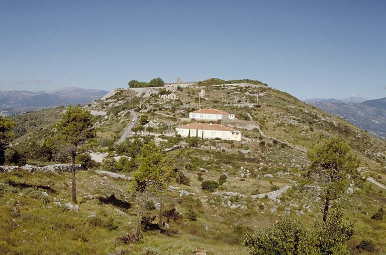 Organes des intervalles ou extérieurs aux forts. Crête de La Forna. Les dessus de la crête près de Simboula vers le nord-ouest. Retranchement d'infanterie en pierres sèches. Au fond, le fort de la Revère et les bâtiments du temps de paix