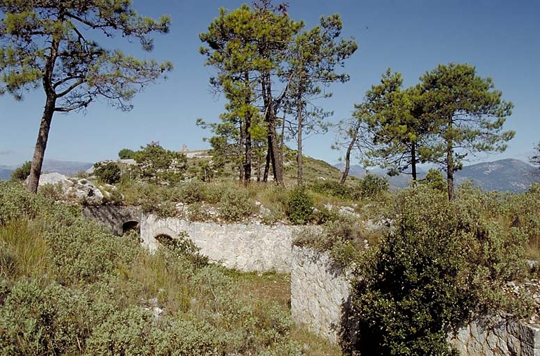 Organes des intervalles ou extérieurs aux forts. Crête de La Forna. Batterie de Simboula. Vue rapprochée prise de la droite