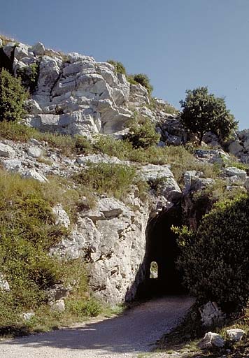 Organes des intervalles ou extérieurs aux forts. Crête de La Forna. Entrée du tunnel de Simboula.