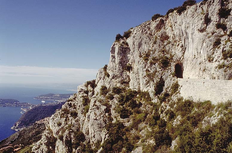 Organes des intervalles ou extérieurs aux forts. Crête de La Forna. Le sommet de la crête vu vers le nord-est : retranchement d'infanterie en pierres sèches. A l'arrière-plan, le piton et le fort du mont Agel