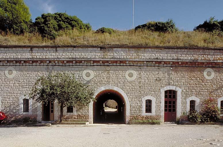 Caserne. Partie centrale de la façade et passage couvert. ; Batterie du Cap-Ferrat, caserne.