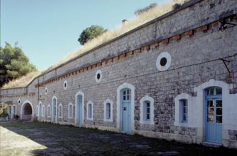 Bâtiment a. Façade. Vue d'ensemble prise de la droite