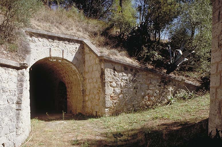 Débouché du passage couvert de gauche.