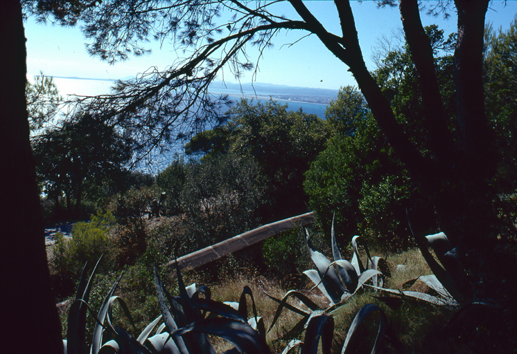 Environs de l'ouvrage : paysage avec aloès.