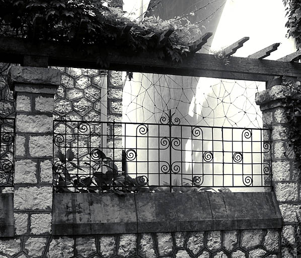 Mur de clôture. Détail d'une grille.