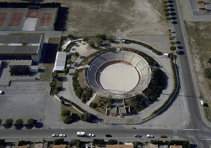 Vue aérienne des arènes avec le secteur du Mallebarge au sud.