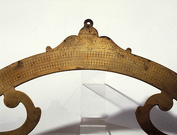 Détail du cercle de graduation et de la marque du constructeur.