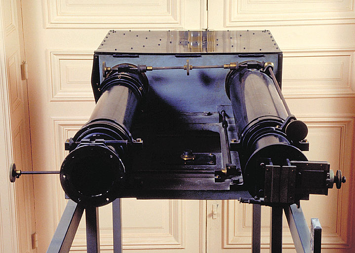 Vue générale de l'instrument capot fermé.