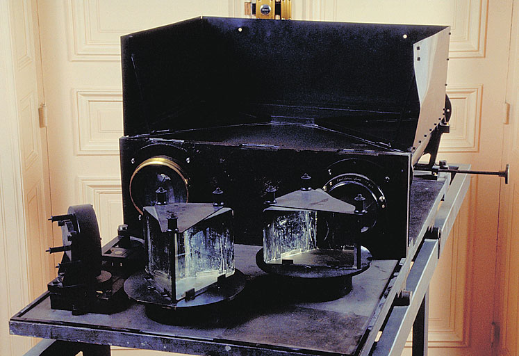 Instrument de mesure des phénomènes ondulatoires électromagnétiques : spectrohéliographe Chrétien (CM 47)