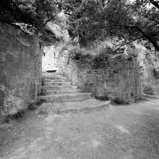 L'entrée principale sud entre deux tours rondes. Vestiges.