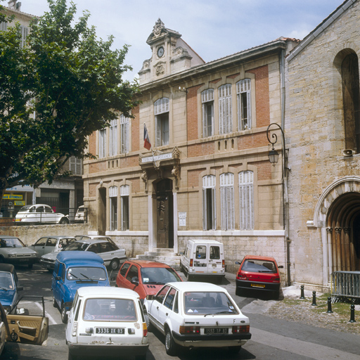 Vue d'ensemble de la façade.
