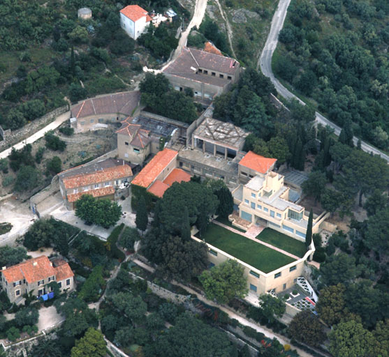 Vue aérienne rapprochée prise du sud.