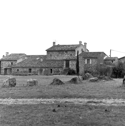Vue d'ensemble prise du nord-est. ; Ferme au Capelier.