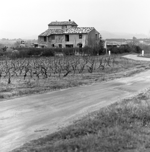 Vue d'ensemble prise du sud. ; Ferme à l'Hôpital.